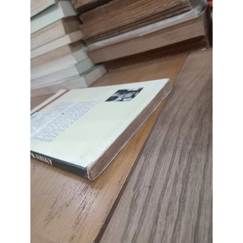 Đi xa away - Michael Gow 1025987