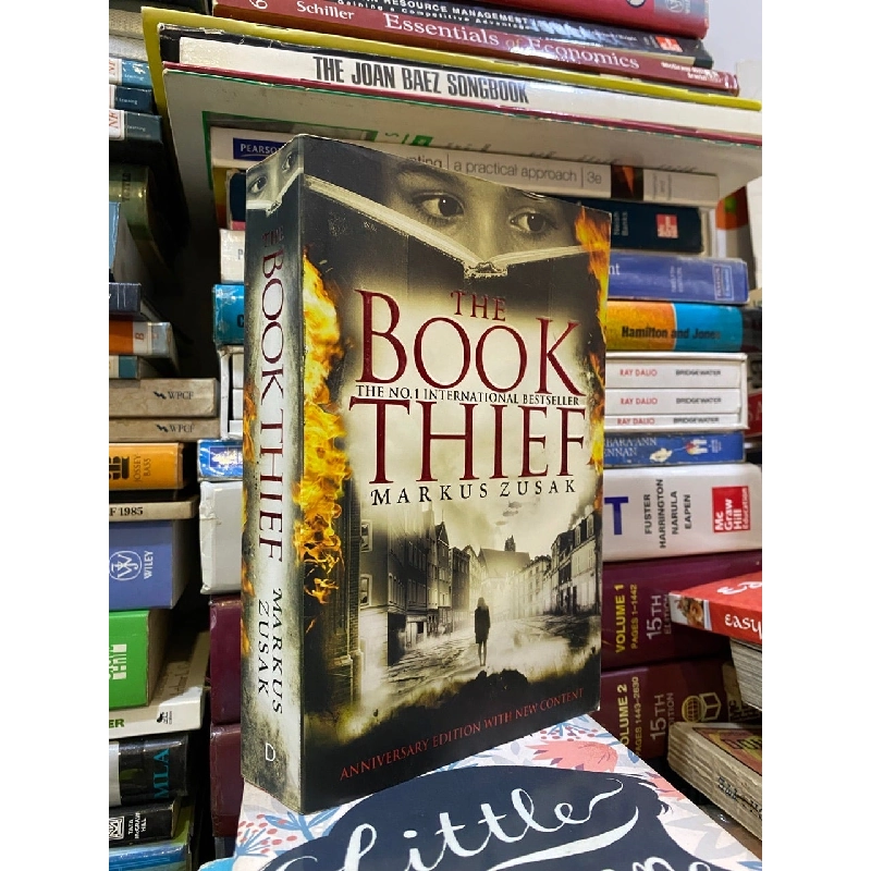 THE BOOK THIEF (A NOVEL) - MARKUS ZUSAK 120823