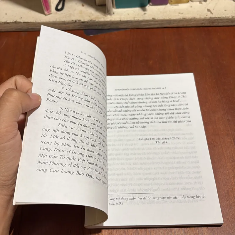 II Sách Lịch Sử: Chuyện Nội Cung Cựu Hoàng Bảo Đại - Nguyễn Đắc Xuân - 2005 995101
