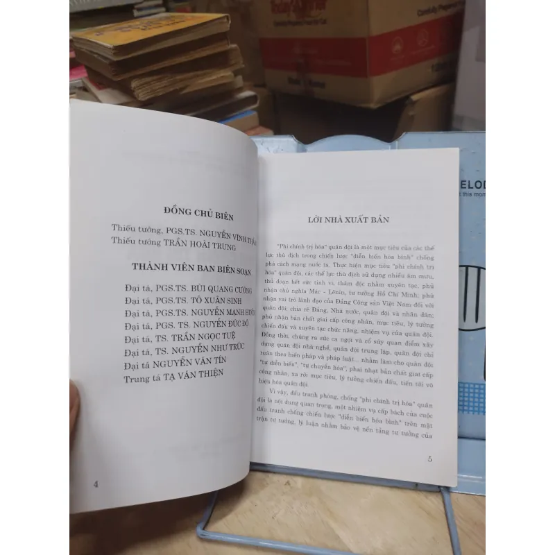 Sách: Đấu tranh phòng, chống " Phi chính trị hoá" quân đội trong tình hình mới (A2) 934854