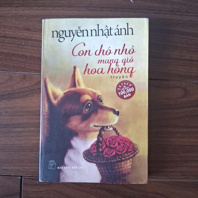 Con chó nhỏ mang giỏ hoa hồng 524395