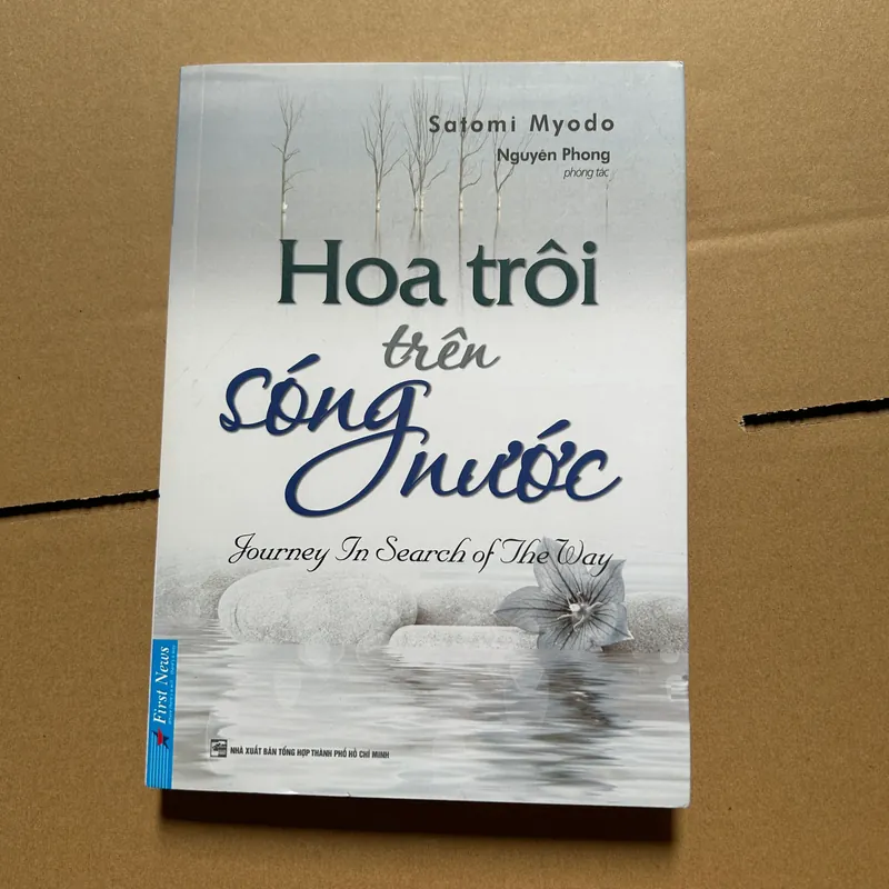 Hoa trôi trên sóng nước 603026