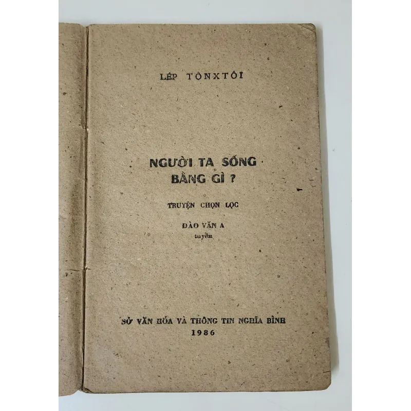 Đại văn hào L. Tolstoy, truyện ngắn/truyện vừa NGƯỜI TA SỐNG BẰNG GÌ 786275