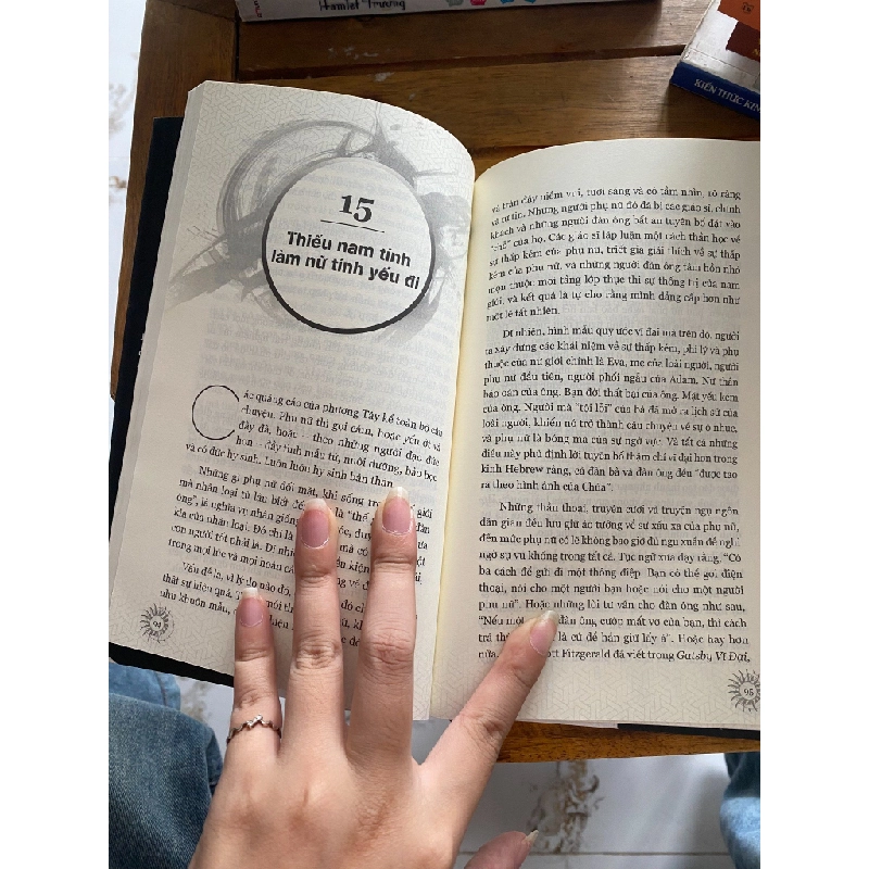 Giữa Bóng Tối Và Ánh Sáng - Joan Chittister 531676