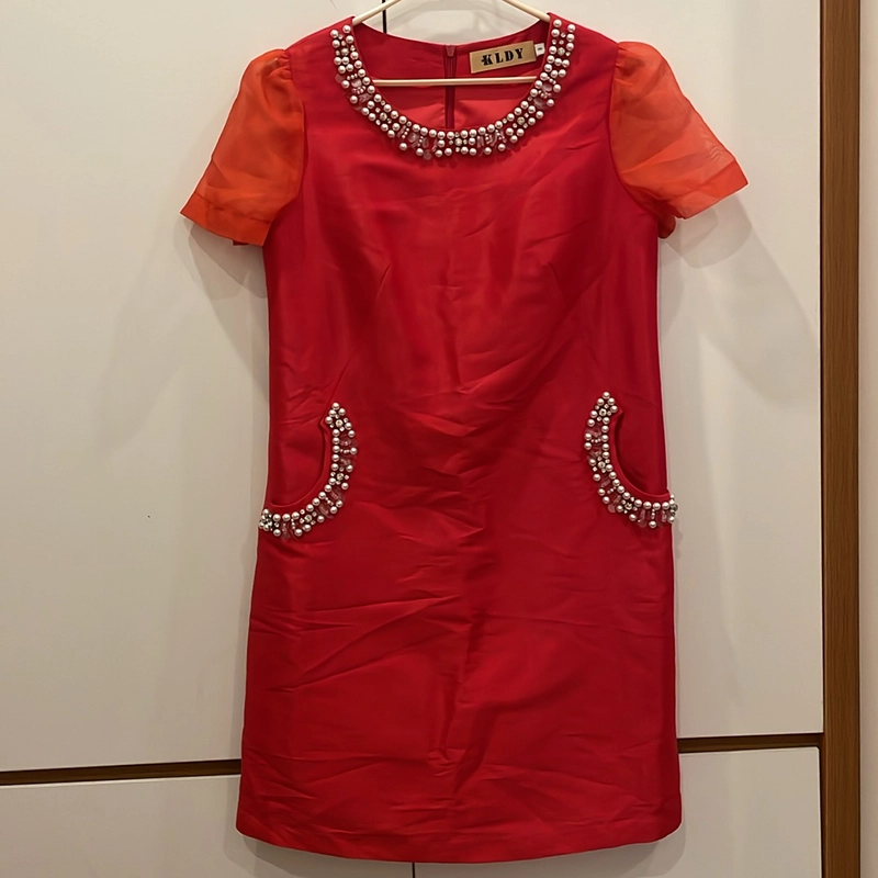 Đầm đỏ đính hạt 525870