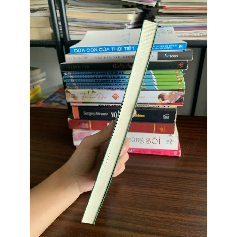 Ngắm tuổi trẻ quay cuồng trong tĩnh lặng – Lư MannUp 572272