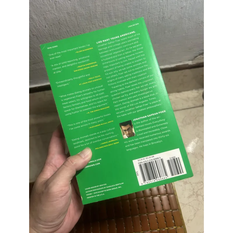 Eating Animal - Jonathan Safran Foer (sách real, còn tốt) 928670
