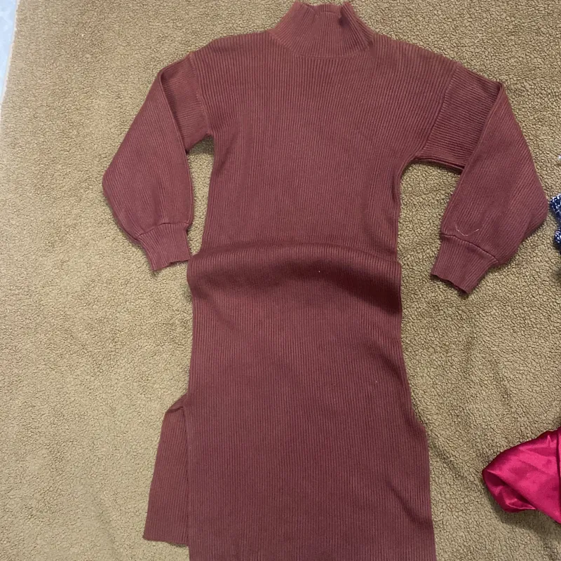 Đầm len dày xẻ tà 2 bên, dài tay có bo tay, cổ bẻ được  1011473