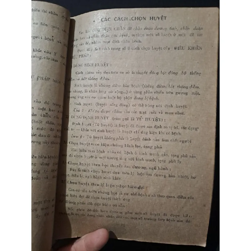 Xoa bóp ấn vuốt bôi dầu dán cao vào các huyệt vùng mặt để tự phòng và trị các bệnh chứng thông thường mới 60% ố nặng nhăn bìa có dấu mộc trang đầu 1985 Bùi Quốc Châu HCM2103 SỨC KHỎE - THỂ THAO 432919