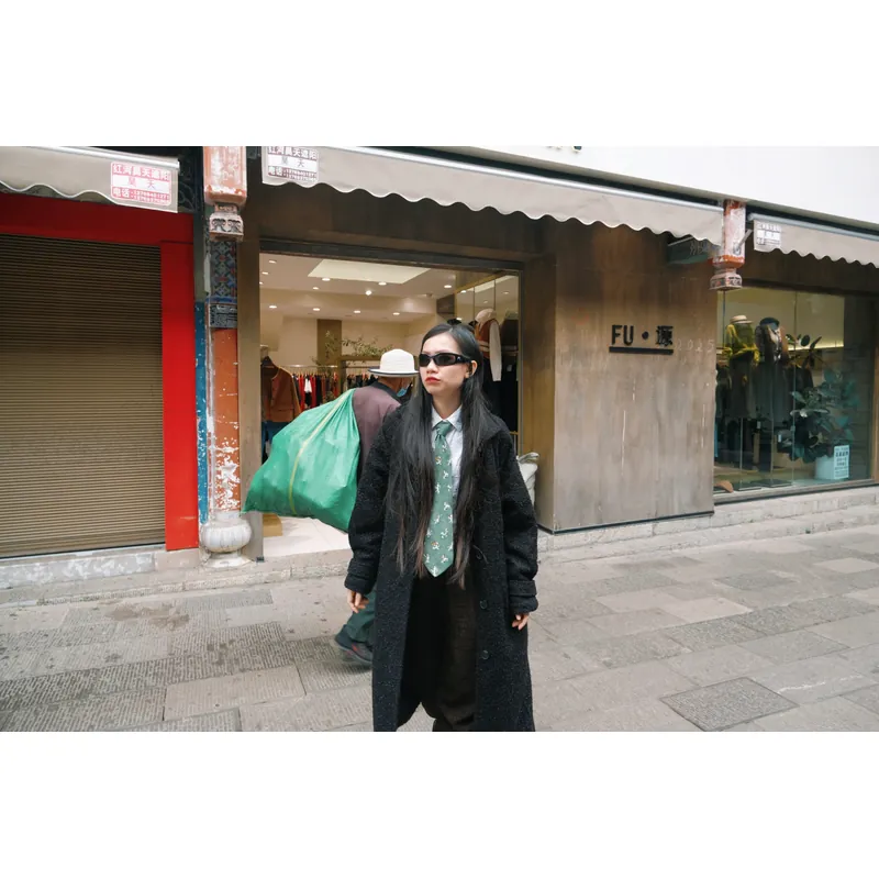 Áo khoác dạ dài đen lấp lánh 675238