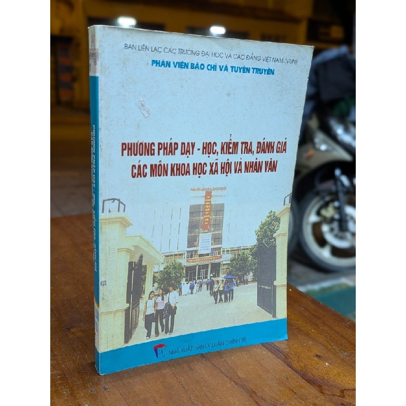 PHƯƠNG PHÁP DẠY HỌC KIỂM TRA ĐÁNH GIÁ CÁC MÔN KHOA HỌC XÃ HỘI VÀ NHÂN VĂN - NHIỀU TÁC GIẢ 302575