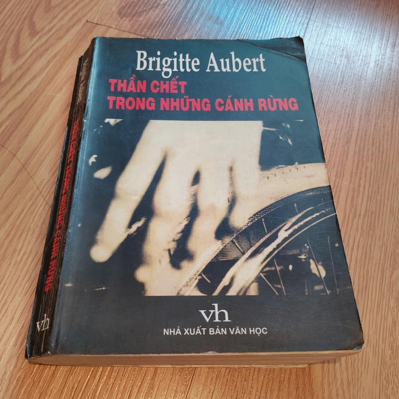 Thần chết trong những cánh rừng -  Brigitte Aubert 525904