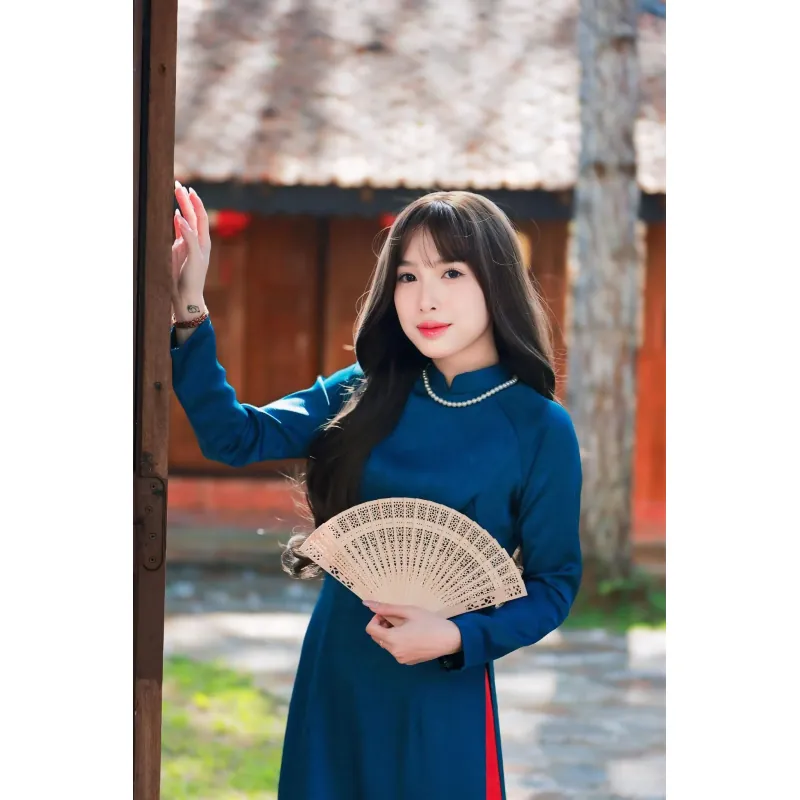 Váy cô dâu cổ cao dài tay chất liệu lụa màu trắng kem 737788