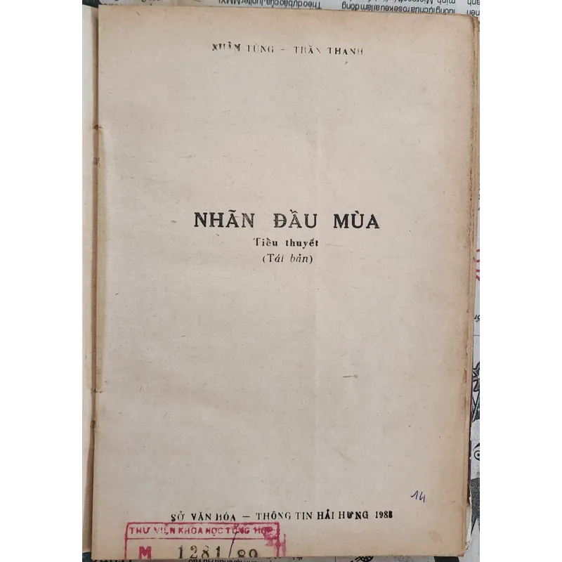 NHÃN ĐẦU MÙA (Tiểu thuyết của tác giả Xuân Tùng và Trần Thanh), sách đã được đóng bìa lại 704952