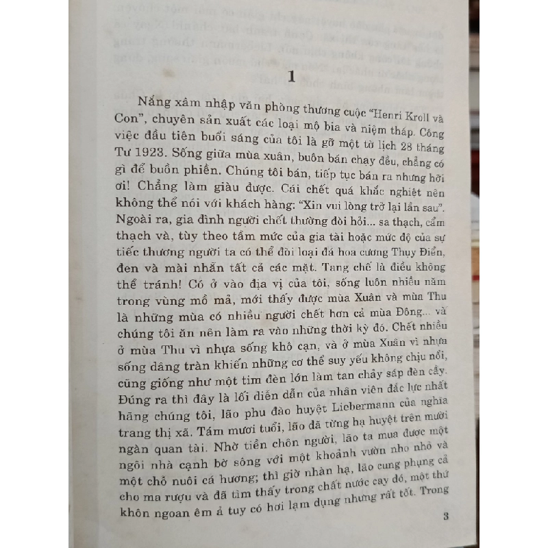 Đài tưởng niệm đen của bầy diều hâu gãy cánh - Erich Maria Remarque (Vũ Kim Thư dịch) 470051