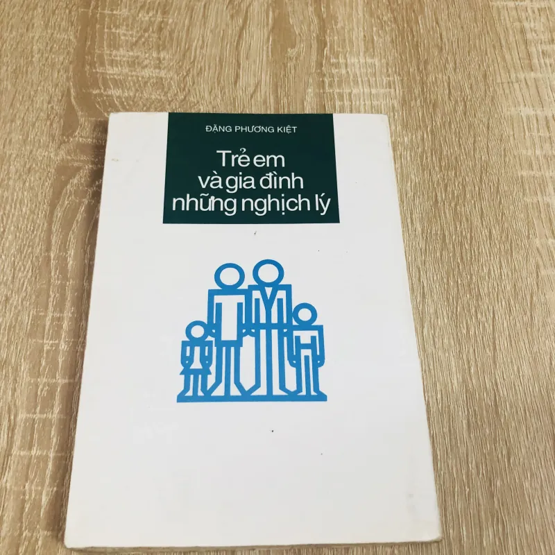 TRẺ EM VÀ GIA ĐÌNH NHỮNG NGHỊCH LÝ  1028100