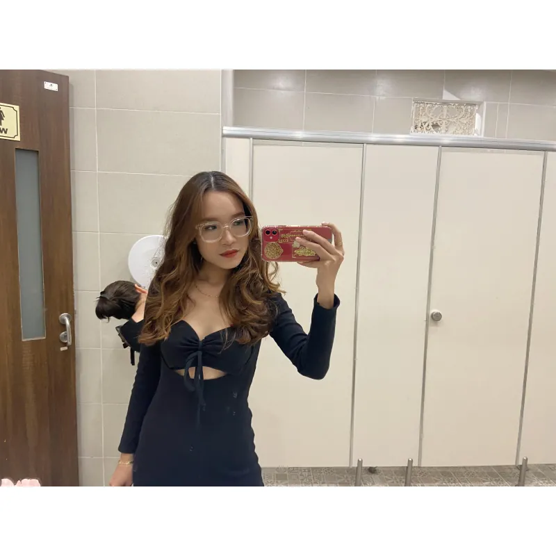 Đầm body đen khoét ngực 990530