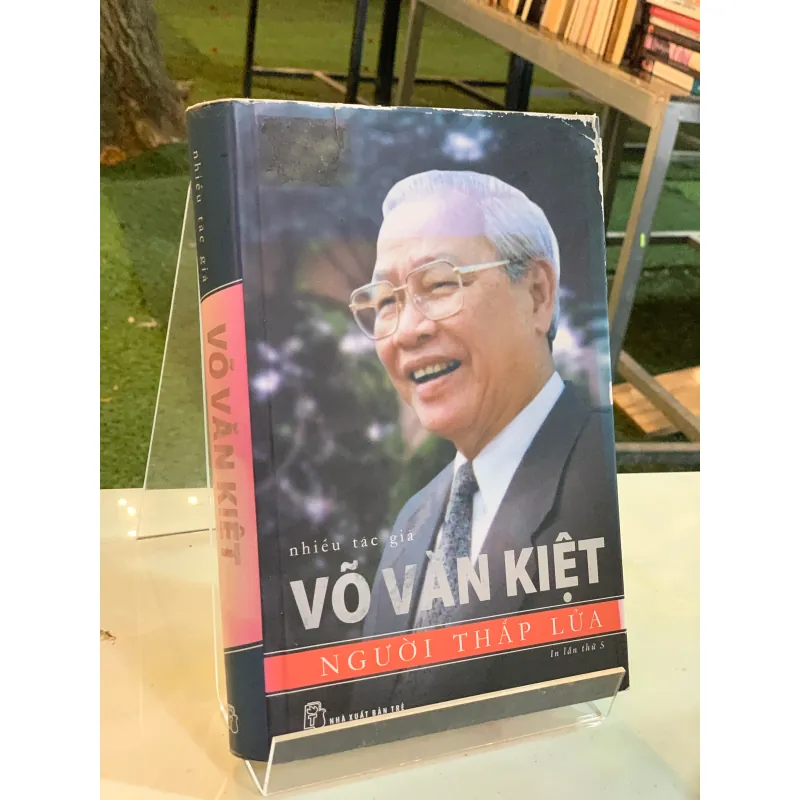 VÕ VĂN KIỆT NGƯỜI THẮP LỬA - NHIỀU TÁC GIẢ 783142