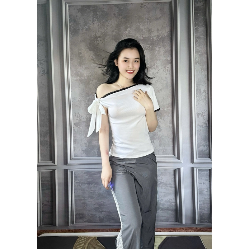  Set áo lệch vai phối nơ + quần dài lụa phối ren – Freesize 443462