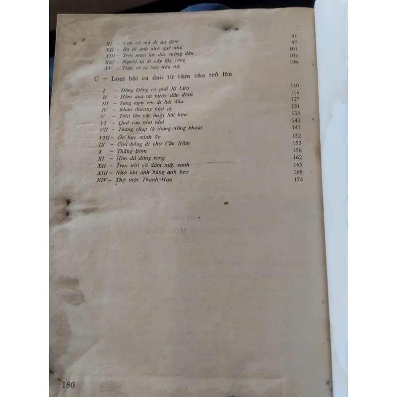 Sách Bình giảng ca dao của tác giả Hoàng Tiến Tựu là  958442