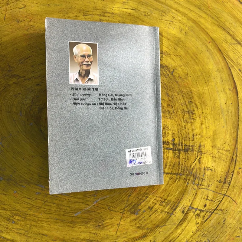 CHUYỆN MỘT NGƯỜI KÍNH KHỐ ĐỎ - PHẠM KHẢI TRI 998158