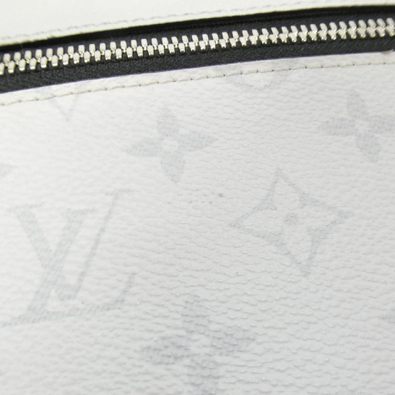 Túi đeo chéo Louis Vuitton Taiga Lama Flap Messenger M30411 611570