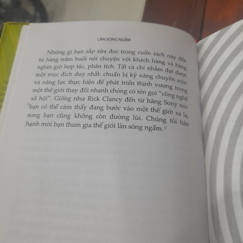 LÀN SÓNG NGẦM, thành công trong thế giới xáo trộn bởi công nghệ số 362636