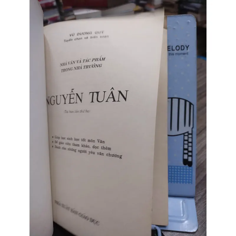 Sách: Nhà văn và tác phẩm trong nhà trường - Nguyễn Tuân (A2) 607447