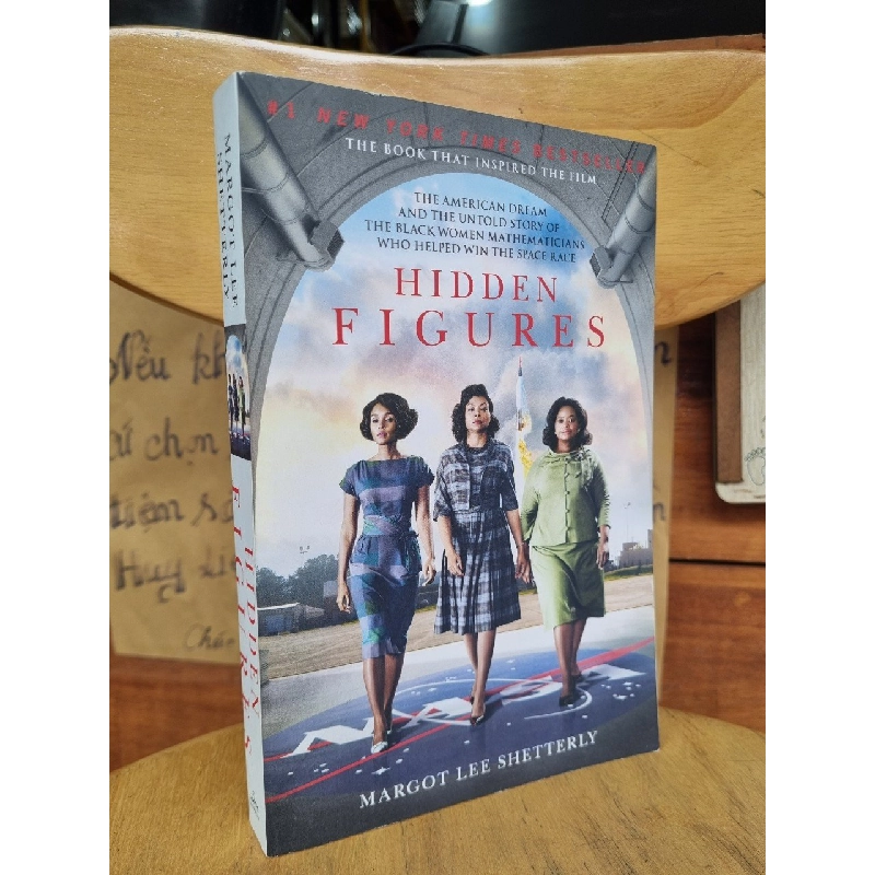 HIDDEN FIGURES: THE AMERICAN DREAM AND THE UNTOLD STORY OF THE BLACK WOMEN MATHEMATICIANS WHO HELPED WIN THE SPACE RACE - MARGOT LEE SHETTERLY 120695