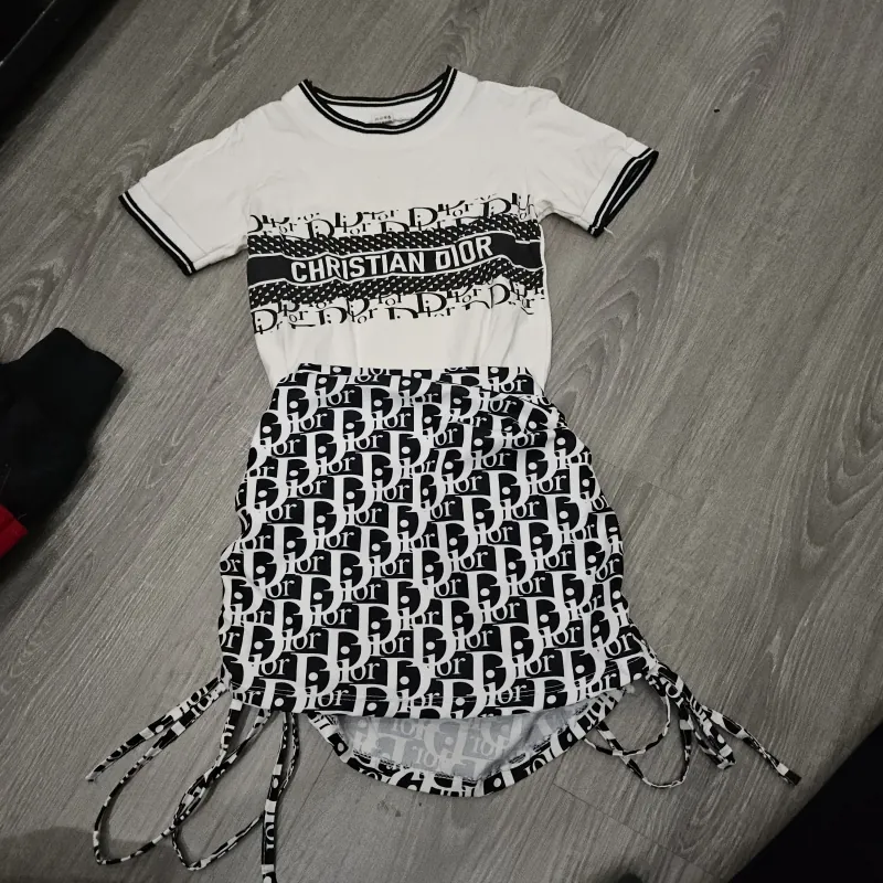 Bộ chân váy áo phông 957494