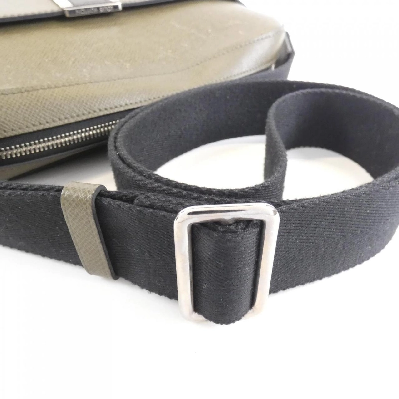 Túi đeo vai Louis Vuitton Taiga Anton Messenger M34413 613673