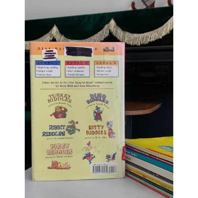 Dial Easy-to-Read: Stinky Riddles – Katy Hall & Lisa Eisenberg 561070