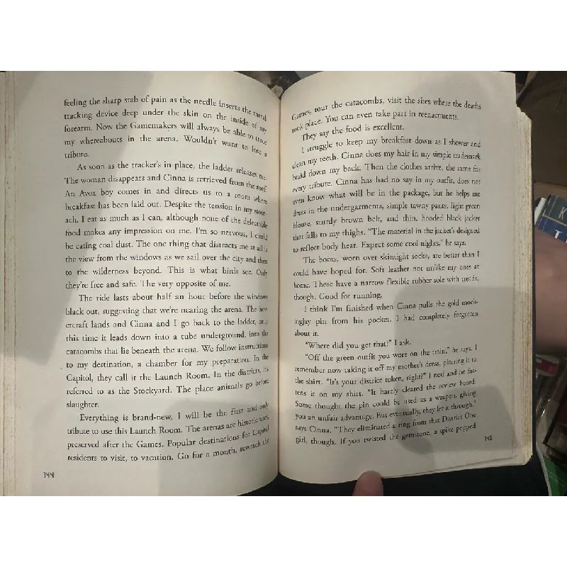 THE HUNGER GAMES - Suzanne Collins (Scholastic) 139177