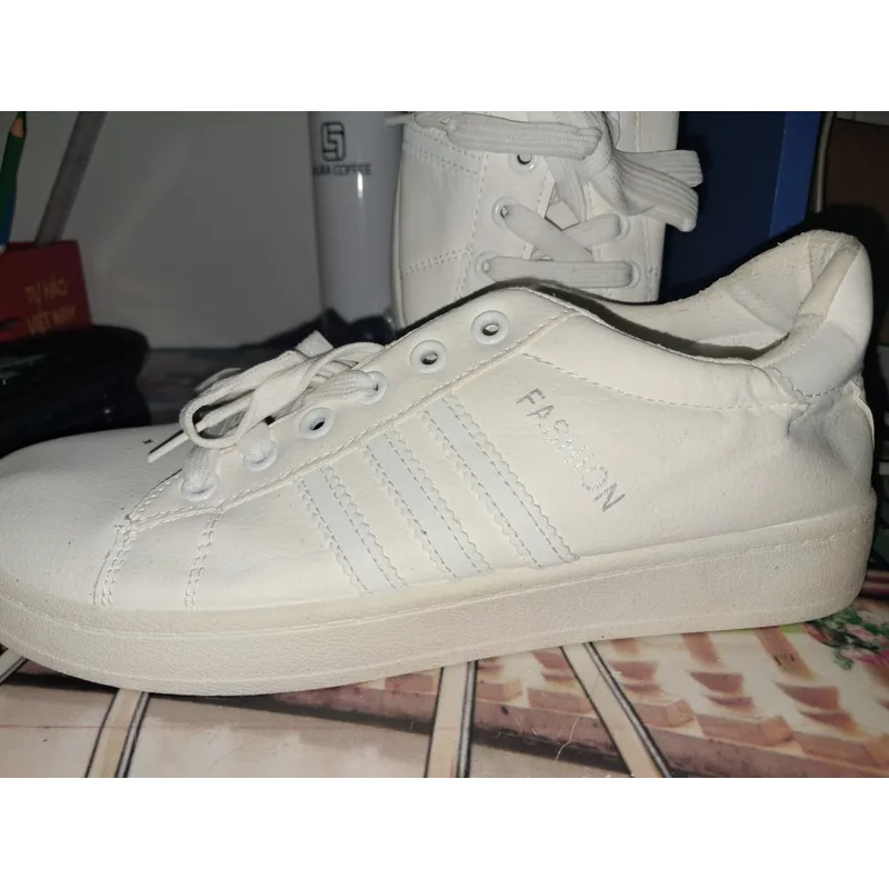 Giày màu trắng size 41 731352