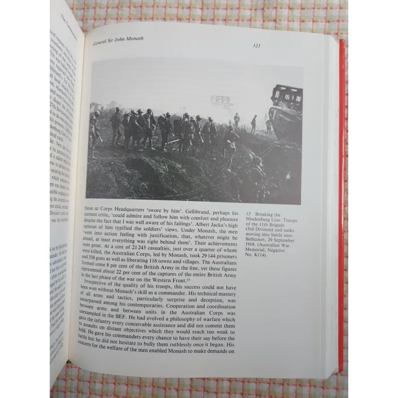 The Commanders: Australian Military Leadership in the Twentieth Century - Khổ lớn, bìa vải 788313