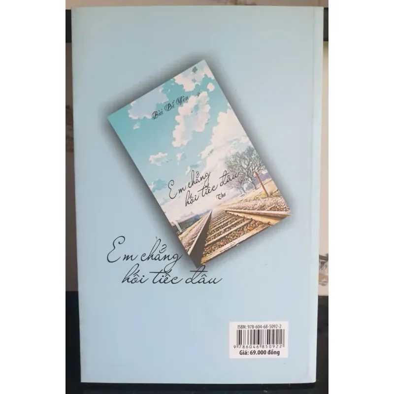 Sách thơ Em chẳng hỏi tiếc đâu của Bùi Đề Yến 693274