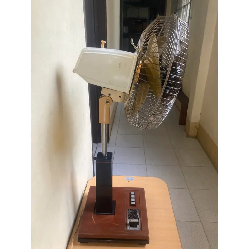 Quạt Lửng Nhật Mitsubishi vân gỗ cao 90cm cánh 30cm. 494008