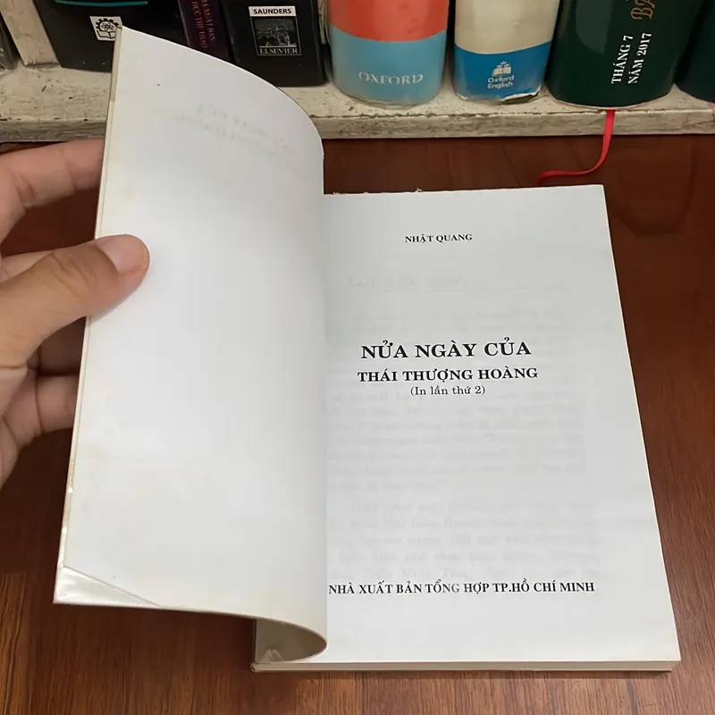 II Tựa sách: Nửa Ngày Của Thái Thượng Hoàng - Thích Nhật Quang - 2010 562187