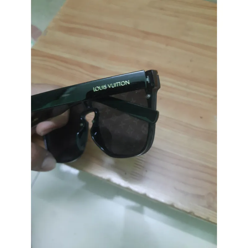 Kính mát LV Nam Nữ thời trang cao cấp đen phối logo vàng 973257