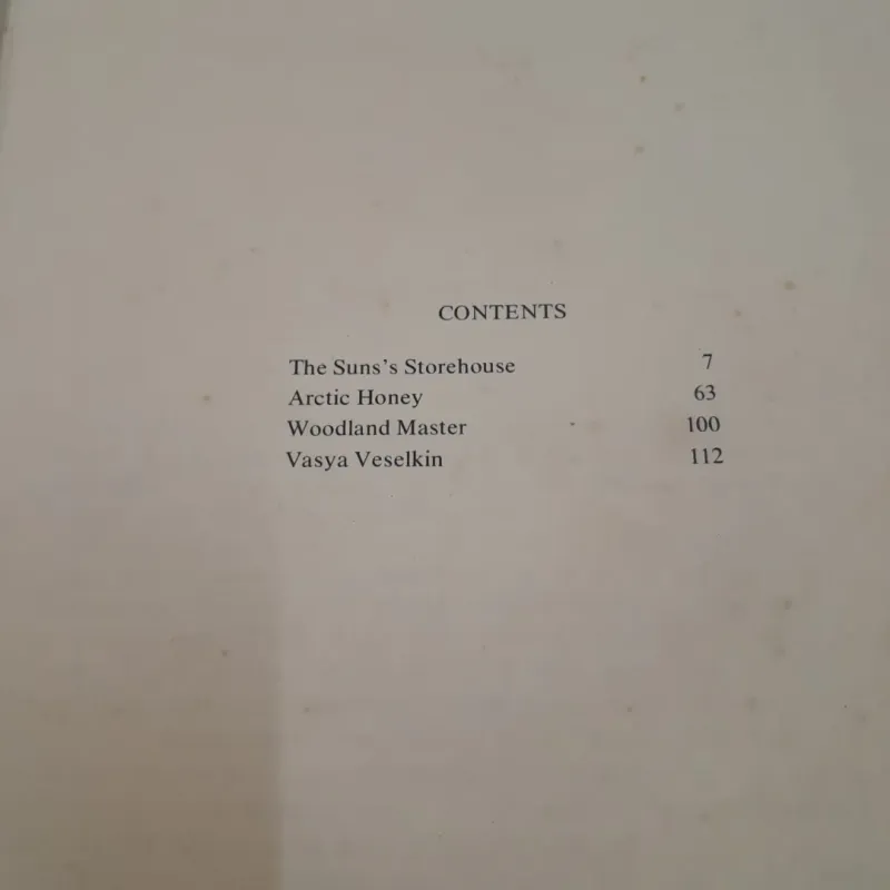Sách truyện màu tiếng Anh khổ lớn. THE SUN'S STOREHOUSE. 3TH print 1981 in tại Nga 758698