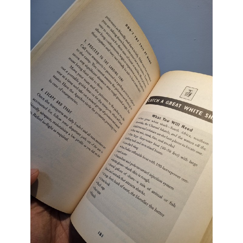 DON'T TRY THIS AT HOME : How To Win A Sumo Watch, Catch a Great White Shark, Start an Indepentdent Nation and Other Extraordinary Feats (For Ordinary People) - Hunter S. Fulghum 193755