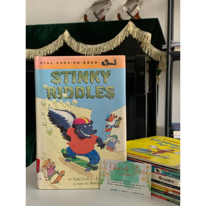 Dial Easy-to-Read: Stinky Riddles – Katy Hall & Lisa Eisenberg 561070