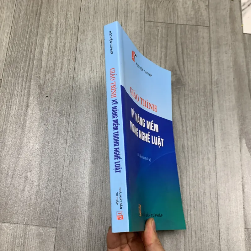 Giáo trình kỹ năng mềm trong nghề luật.  747219