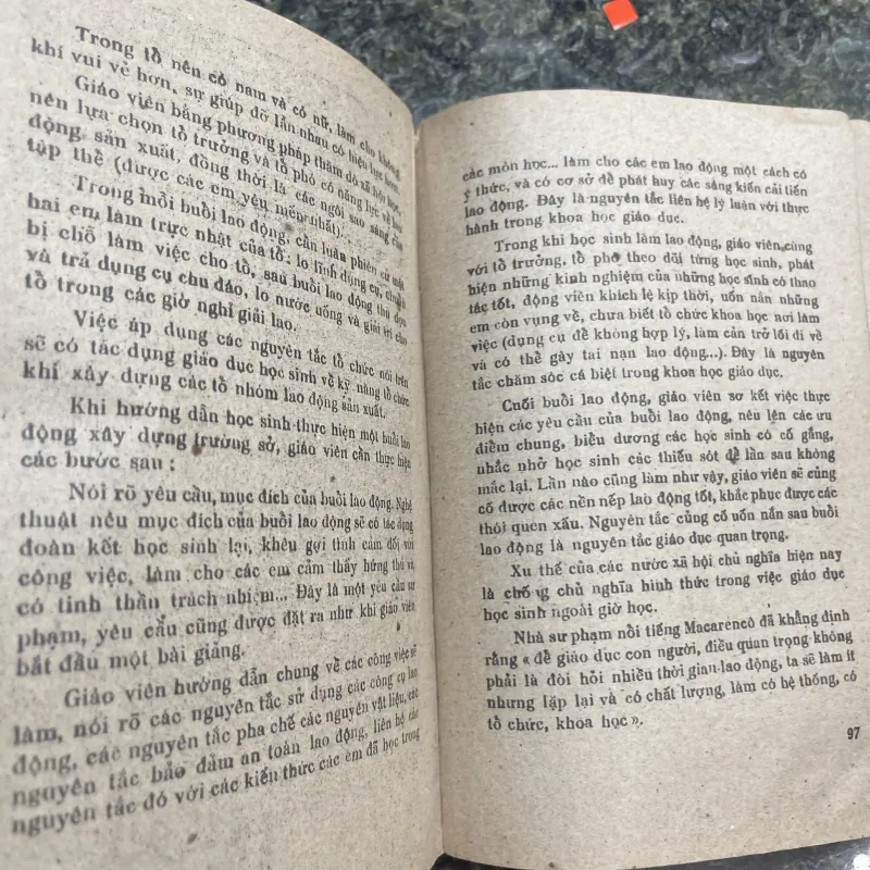 Người thầy giáo xã hội chủ nghĩa P.Ts Nguyễn Văn Lê XB 1984 787269