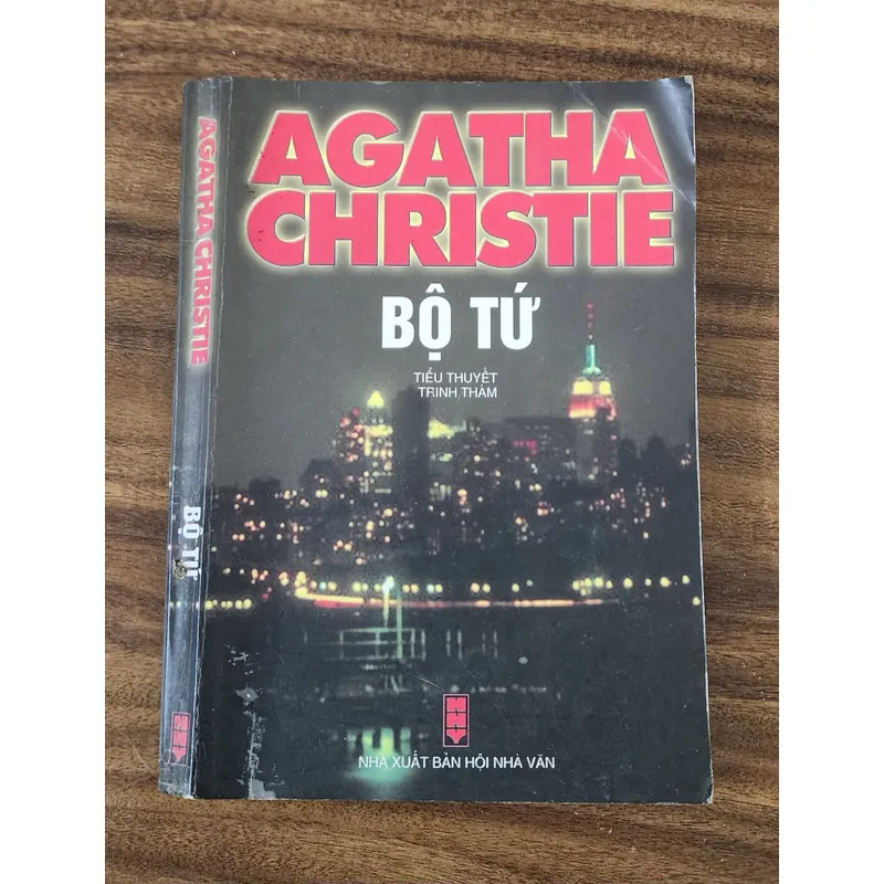 Tiểu thuyết trinh thám của nữ nhà văn Agatha Christie: BỘ TỨ (275 trang) 717888