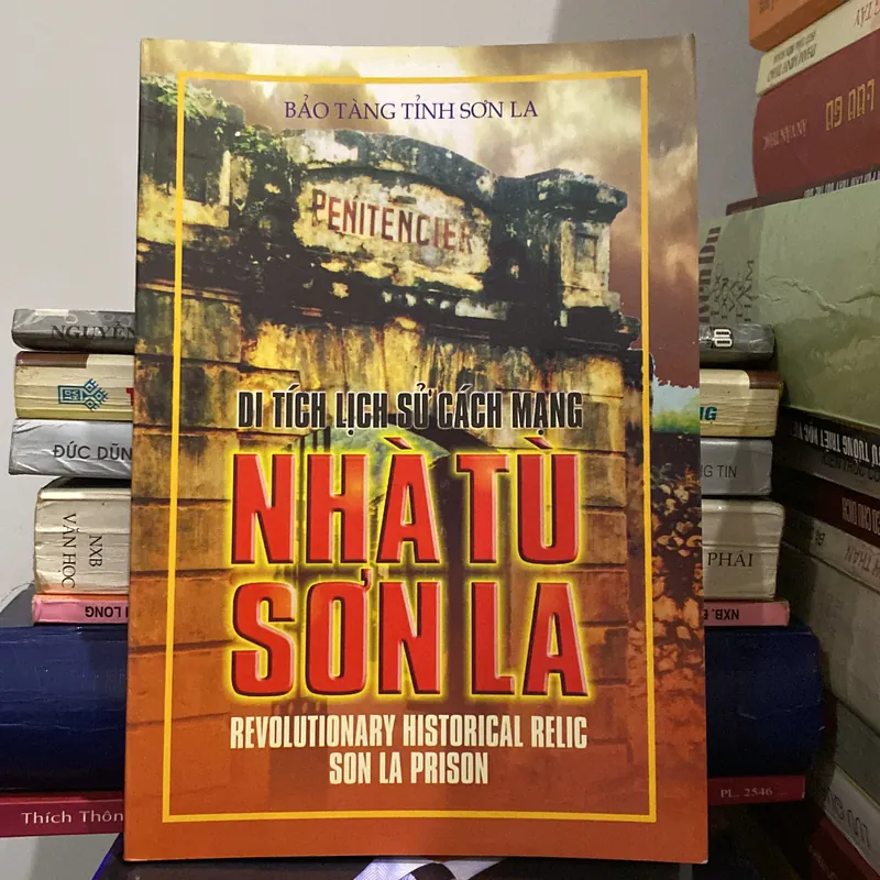DI TÍCH LỊCH SỬ CÁCH MẠNG NHÀ TÙ SƠN LA, sách song ngữ Việt Anh (XB 2009) 597053