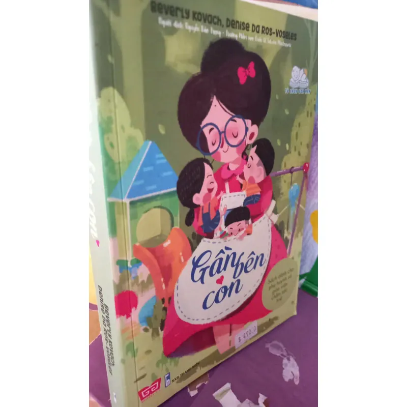 gần bên con 1003618