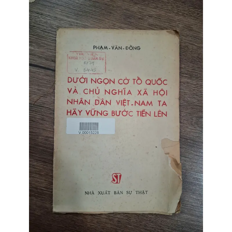 Dưới ngọn cờ tổ quốc và chủ nghĩa xã hội nhân dân Việt-Nam ta hãy vững bước tiến lên 714911