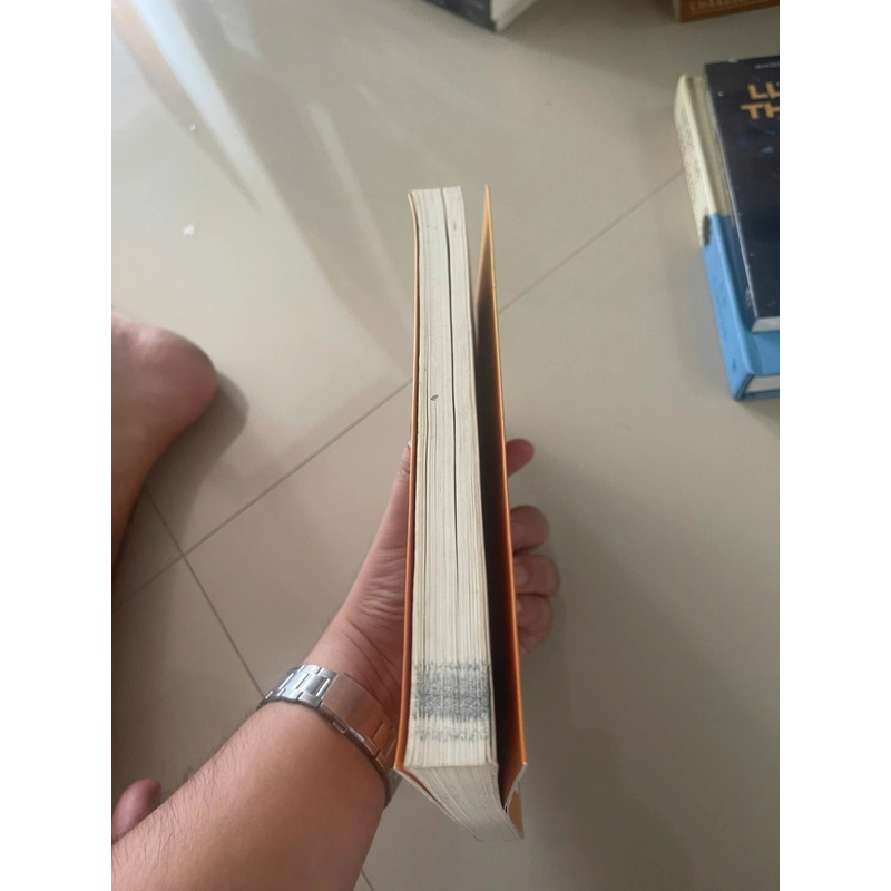 (Sách Cũ) Hiện hữu trong từng khoảnh khắc - Mới 70% (gạch chân, ẩm nhẹ, rìa bẩn) (Hoi) 42517