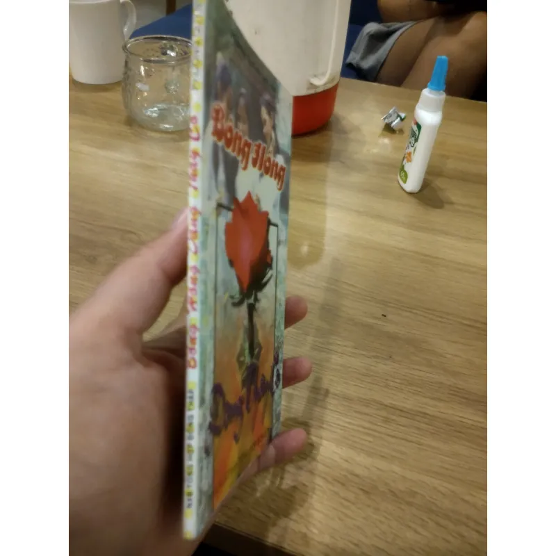 cuốn sách thơ có tên là "Bông Hồng Dáng Thần Cỏ" do Phương Quỳnh tuyển chọn 1032204